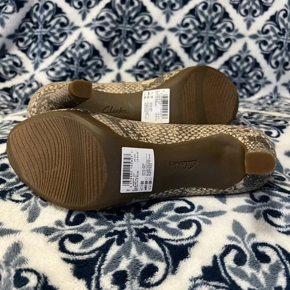 NWT, 6 1/2 Clarks Women's Ambyr Joy Pump, Beige Metallic - Picture 7 of 11